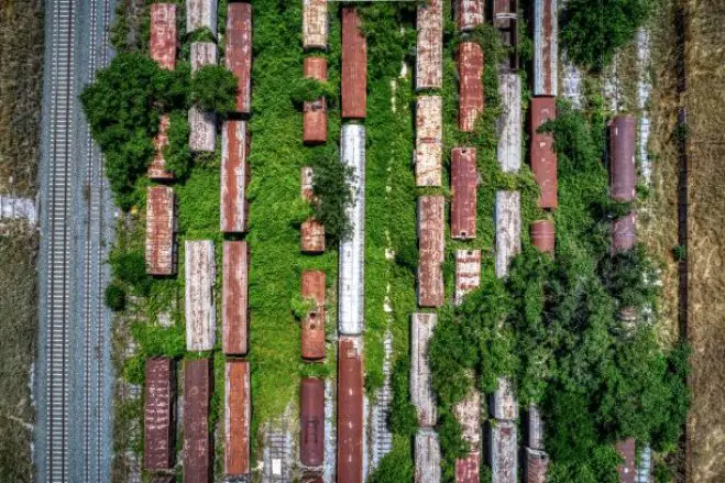 Unser Archivfoto (© Eurokinissi) entstand ein einem Eisenbahnwagen-Friedhof in der Nähe von Thessaloniki.