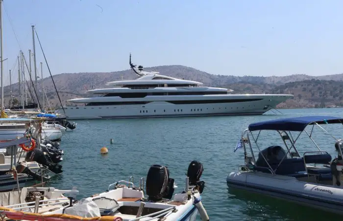 Unser Archivfoto (© Eurokinissi) zeigt eine Yacht vor dem mittelgriechischen Ort Astakos.