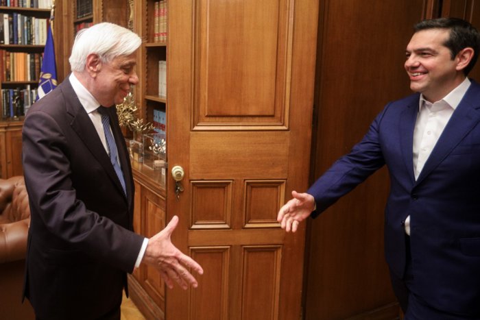 Unser Foto (© Eurokinissi) zeigt Staatspräsident Prokopis Pavlopoulos (l.) und Ministerpräsident Alexis Tsipras am Montag (10.6.)