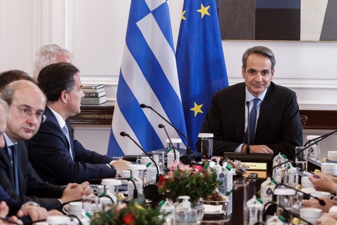 Unser Archivfoto  (© Eurokinissi) zeigt den Premierminister Mitsotakis bei der heutigen Kabinettsitzung.