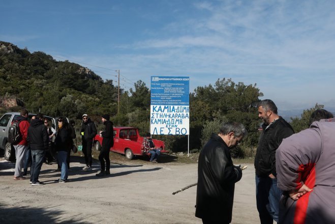 Unsere Archivfotos (© Eurokinissi) entstanden während der Bürger- bzw. Schülerproteste gegen den Bau geschlossener Aufnahmelager auf der Insel Lesbos. 