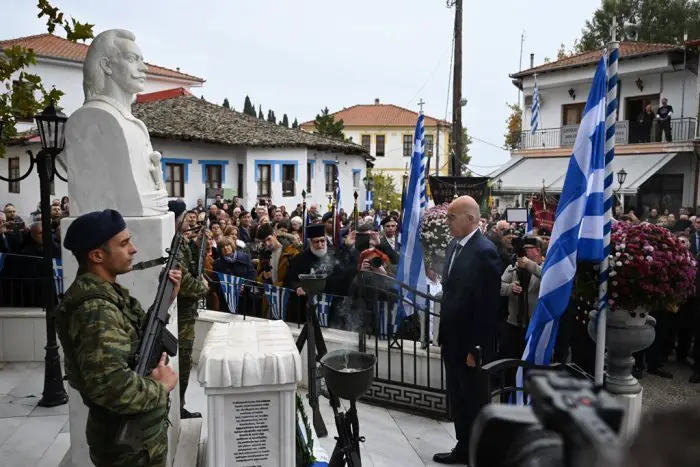 Unser Foto (© Eurokinissi) zeigt Verteidigungsminister Nikos Dendias im Dorf Emmanouil Papas.