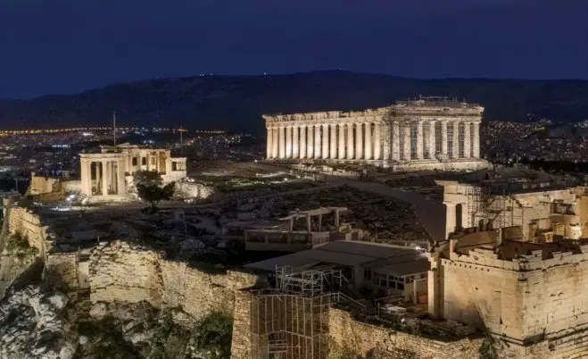 Foto (yppo): Dreifach preiswürdig: Die neue Beleuchtung der Akropolis.