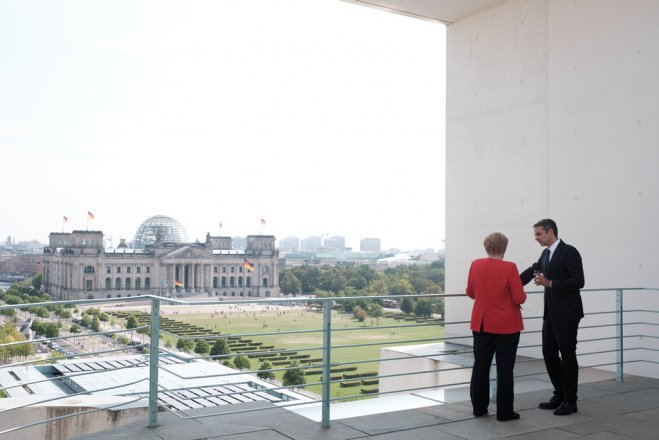 Unser Archivfoto (© Eurokinissi) entstand im August 2019 während eines Treffens zwischen der deutschen Bundeskanzlerin Angela Merkel (l.) mit dem griechischen Ministerpräsidenten Kyriakos Mitsotakis (r.).