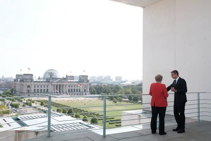 Unser Archivfoto (© Eurokinissi) entstand im August 2019 während eines Treffens zwischen der deutschen Bundeskanzlerin Angela Merkel (l.) mit dem griechischen Ministerpräsidenten Kyriakos Mitsotakis (r.).