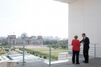 Unser Archivfoto (© Eurokinissi) entstand im August 2019 während eines Treffens zwischen der deutschen Bundeskanzlerin Angela Merkel (l.) mit dem griechischen Ministerpräsidenten Kyriakos Mitsotakis (r.).