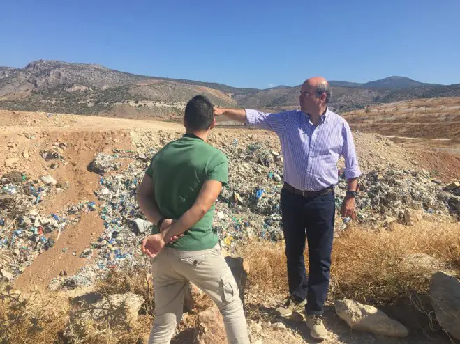 Unsere Fotos (© Eurokinissi) entstanden während des Besuches der Athener Mülldeponie Fyli von Umwelt- und Energieminister Kostis Chatzidakis am Mittwoch (21.8.).