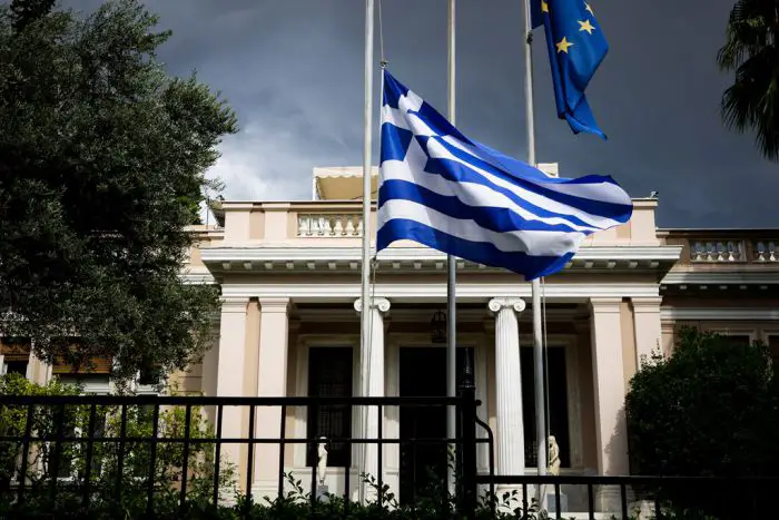 Foto (© Eurokinissi) Fahne auf Halbmast vor dem Sitz des Premierministers, dem Megaron Maximou.