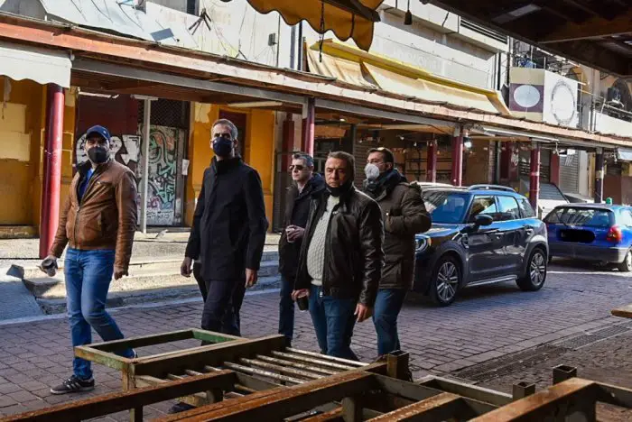 Foto (© gtp): Der Bürgermeister von Athen, Kostas Bakogiannis, bei einem Rundgand durch den Zentralmarkt „Varvakeios“.