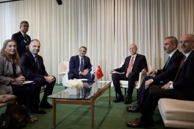 Unser Archivfoto (© Eurokinissi) entstand am 24. September 2024 bei einem damaligen Treffen zwischen Premier Kyriakos Mitsotakis mit dem türkischen Präsidenten Recep Tayyip Erdoğan.