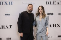 Unser Archivfoto (© Eurokinissi) zeigt Regisseur Yorgos Lanthimos mit Schauspielerin Emma Stone.