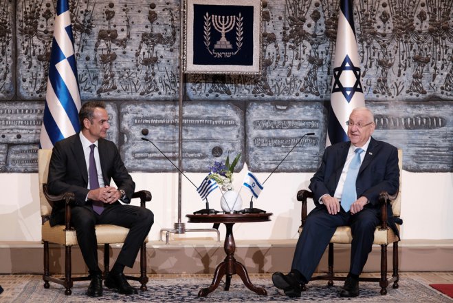 Unser Foto (© Pressebüro des Ministerpräsidenten / Dimitris Papamitsos) entstand während eines Treffens zwischen dem griechischen Premierminister Kyriakos Mitsotakis (l.) und dem israelischen Staatspräsidenten Reuven Rivlin.