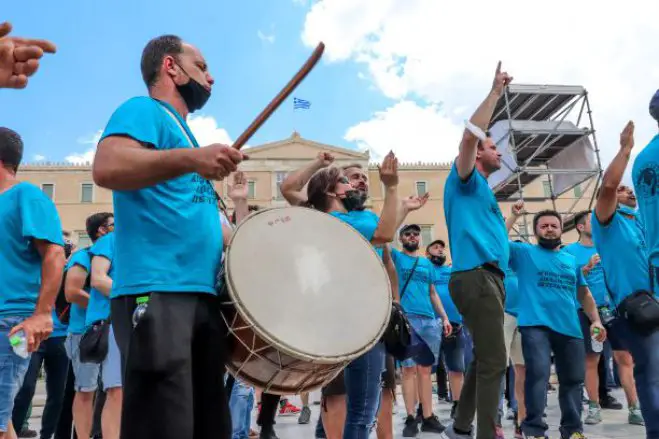 Unser Foto (© Eurokinissi) entstand in der vorigen Woche während einer Demonstration vor dem Athener Parlament.