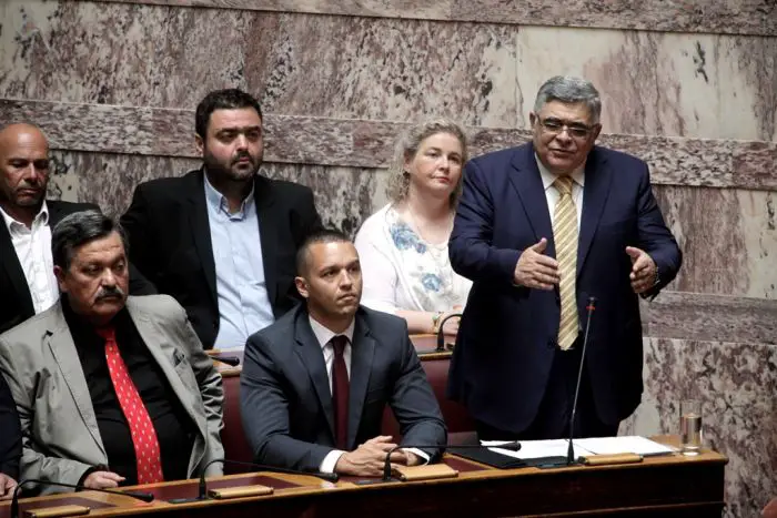 Parlamentarier der faschistischen Chryssi Avgi erhielt Haftstrafe auf Bewährung