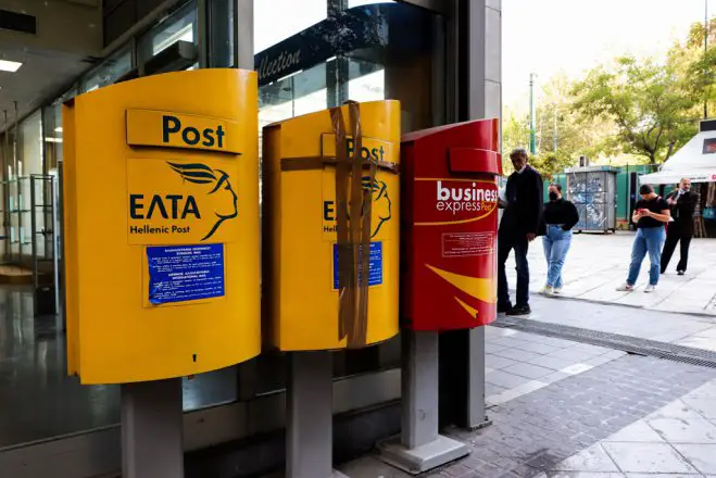 Unser Archivfoto (© Eurokinissi) entstand vor einem Postamt der ELTA.