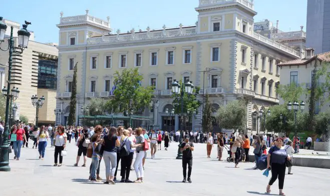 Das Foto (® Jan Hübel) zeigt nach dem Erdbeben auf den Kotzia-Platz geflüchtete Menschen im Athener Stadtzentrum. 