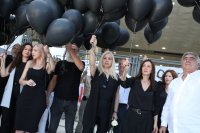 Unsere Fotos (© Eurokinissi) entstanden am Dienstag (3.6.) vor dem Gerichtshof in Athen.