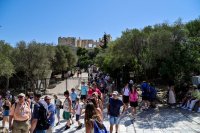 Unsere Fotos (© Eurokinissi) entstanden am Mittwoch (23.7.) vor dem Eingang zur Akropolis in Athen.