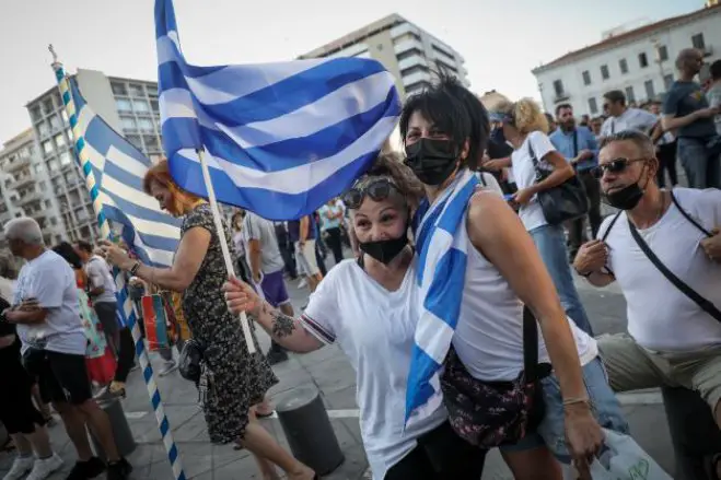 Unser Foto (© Eurokinissi) entstand während einer Demonstration, die sich gegen die Impfpflicht richtet.