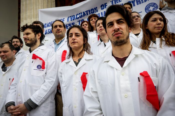 Unser Archivfoto (© Eurokinissi) ist während einer Demonstration der Ärzte Ohne Griechenland entstanden, der sich gegen den Krieg in Moria richtete.  