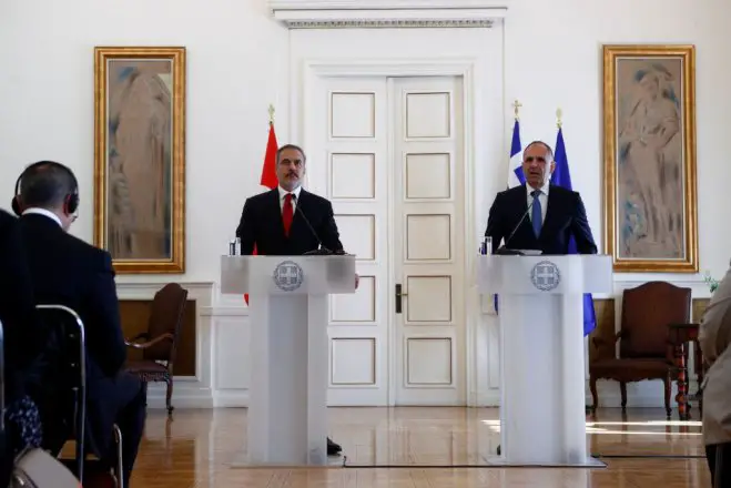Unsere Archivfotos (© Eurokinissi) entstanden im November 2024 während eines Treffens zwischen dem griechischen Außenminister Jorgos Gerapetritis (r.) und seinem türkischen Amtskollegen Hakan Fidan.
