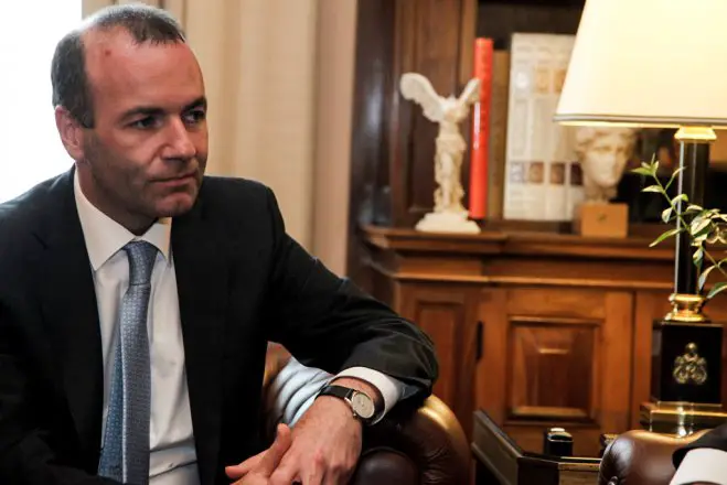 Unser Archivfoto (© Eurokinissi) zeigt den Fraktionsvorsitzenden der Europäischen Volkspartei Manfred Weber während eines Besuchs im Präsidentenpalais in Athen.