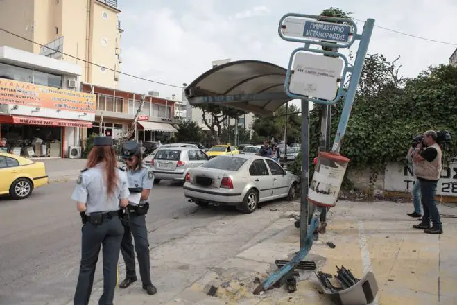 Auto-Unfall an einer Athener Bushaltestelle fordert ein Todesopfer