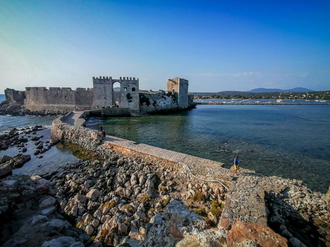 Unser Foto (© Eurokinissi) zeigt die Burg von Methoni auf der Peloponnes