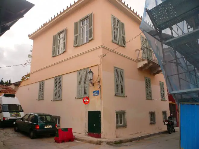 Foto (©  yppo): Das denkmalgeschützte Haus an der Ecke Polygnotou und Dioskouron in der Plaka.