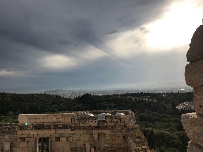 Das Foto (© GZ / Leonie Meyer) zeigt die Aussicht von der Akropolis in Athen.