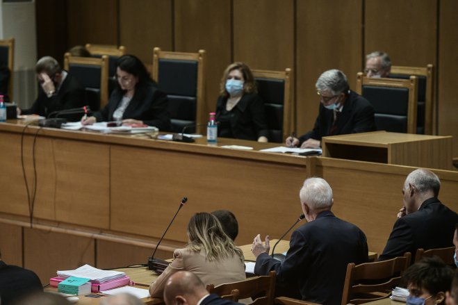 Unser Foto (© Eurokinissi) entstand am Montag im Gerichtssaal während des Prozesses gegen die faschistische Partei Chryssi Avgi.