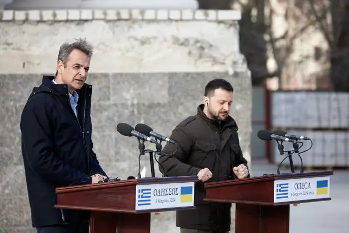 Unser Foto (© Eurokinissi) zeigt Ministerpräsident Kyriakos Mitsotakis (l.) mit dem ukrainischen Präsidenten Wolodymyr Selenskyj in Odessa. 