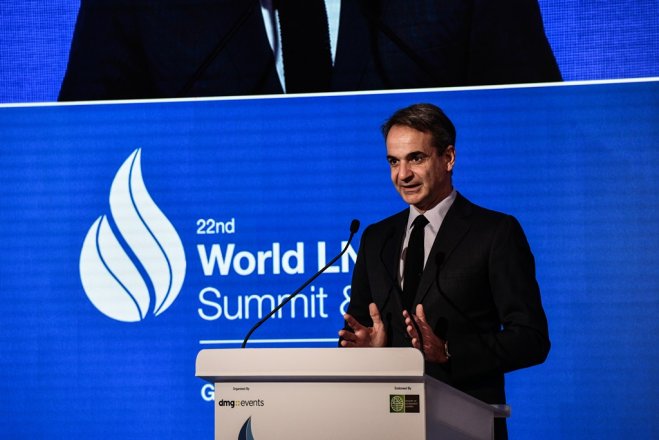 Foto (© Eurokinissi): Ministerpräsident Kyriakos Mitsotakis während seiner Rede auf der internationalen LNG-Konferenz in Athen.