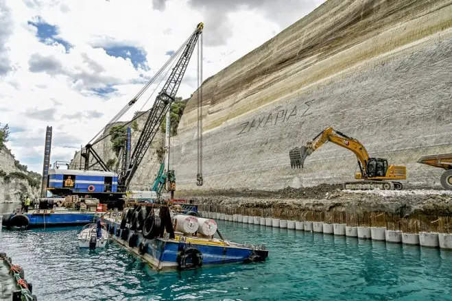 Bauarbeiten im Kanal von Korinth (© Eurokinissi).