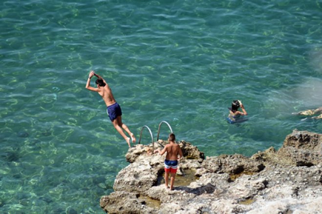 Heiße Temperaturen: Wer träumt da nicht von einem Sprung ins kühle Meer? (Foto: © Eurokinissi)