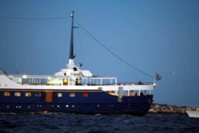 Ausflugsschiff läuft vor der Insel Poros auf Grund
