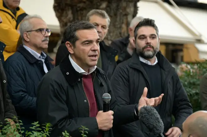 Unser Foto (© Eurokinssi) zeigt den griechischen Oppositionsführer Alexis Tsipras während eines Besuches in der Stadt Lamia.