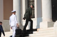 Unser Foto (© Eurokinissi) entstand am Freitag (13.6.) vor der Sitzung des Regierungsrates für Auswärtige Angelegenheiten und Verteidigung (KYSEA).