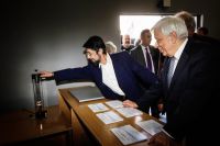 Unser Archivfoto (© Eurokinissi) entstand während einer Übung zum Thema „Erdbeben“ Ende April 2018. Organisiert worden war die Vorführung vom Geodynamischen Institut Athen in Zusammenarbeit mit der Schule „Ellinogermaniki Agogi“. Ehrengast war Staatspräsident Prokopis Pavlopoulos (Foto 1: r.). Foto Nr. 2 zeigt eine Übung der griechischen Feuerwehr zu diesem Thema.