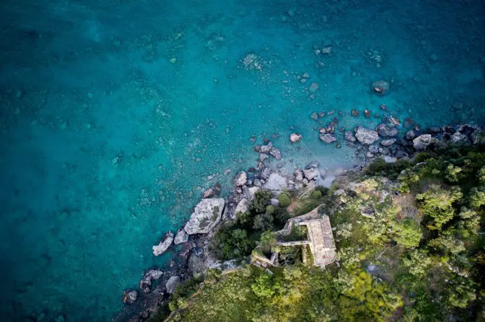 Das Foto (© Eurokinissi) zeigt Gewässer und Steinruinen in der Mani. In dieser Gegend wurden die zwei Schädel gefunden.