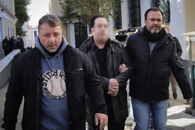 Unser Foto (© Eurokinissi) zeigt Richardos, den mutmaßlichen Chef eines landesweiten Netzes von Pfandleihen, als er der Staatsanwaltschaft vorgeführt wurde.