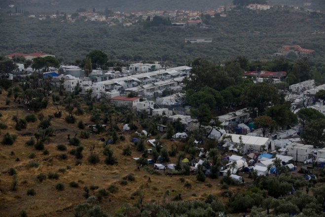 Unser Archivfoto (© Eurokinissi) zeigt das Auffanglager Moria auf der Insel Lesbos. Hier sind derzeit etwa 14.000 Personen untergebracht; die eigentliche Kapazität des Lagers ist für lediglich 5.000 Menschen. 