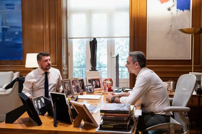 Unser Foto (© Eurokinissi) zeigt den Kandidaten Nikos Chardalias (r.) während einer Unterredung mit dem ND-Vorsitzenden und Ministerpräsidenten Kyriakos Mitsotakis in dessen Büro. 