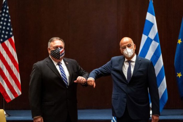 Unser Foto (© Eurokinissi) entstand am Montag (28.9.) während eines Treffens zwischen dem griechischen Außenminister Nikos Dendias (r.) und seinem US-Amerikanischen Amtskollegen Mike Pompeo.