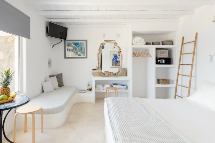 Foto (© airbnb): Eine der schönsten Wohnungen befindet sich auf der Insel Mykonos an der Bucht von Korfos.