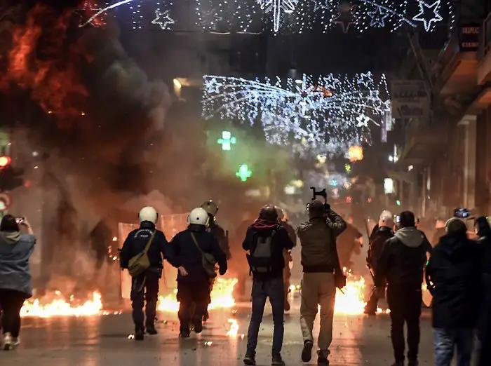 Das Foto (© Eurokinissi) entstand in der Nacht zum Samstag in Athen. 