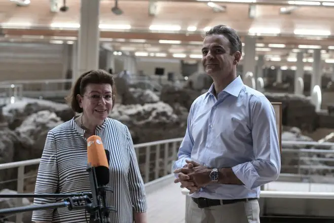 Unser Foto (© Eurokinissi) zeigt Kulturministerin Lina Mendoni gemeinsam mit Premierminister Kyriakos Mitsotakis während ihres Besuches in der archäologischen Stätte von Akrotiri auf Santorin.