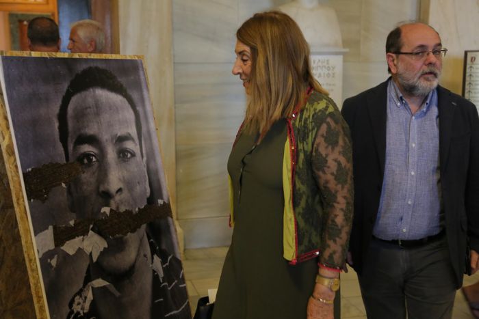 Unser Foto (© Eurokinissi) entstand bei der Eröffnung der Ausstellung „Facing Prejudice“ im griechischen Parlament.