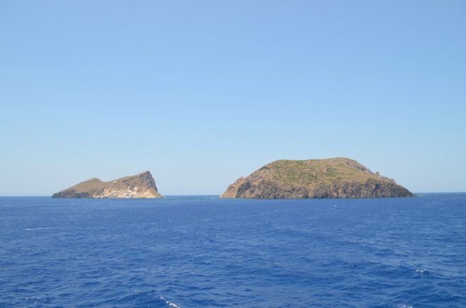 Unser Beispielfoto (© Griechenland Zeitung / Jan Hübel) zeigt zwei Felseninseln in der Nähe von Milos.