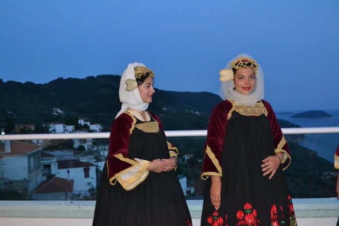 Unser Archivfoto (© Griechenland Zeitung / Elisa Hübel) zeigt traditionelle Brautbekleidung auf der Insel Skopelos.